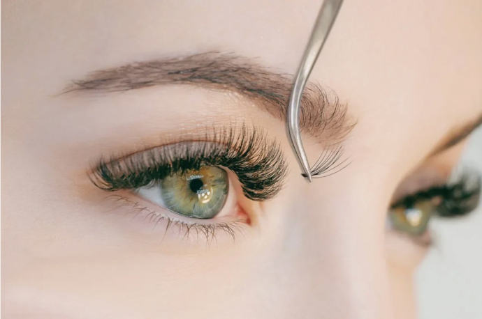 Встреча с искусственным интеллектом в мире красоты: как робот заменил мастера по ресницам