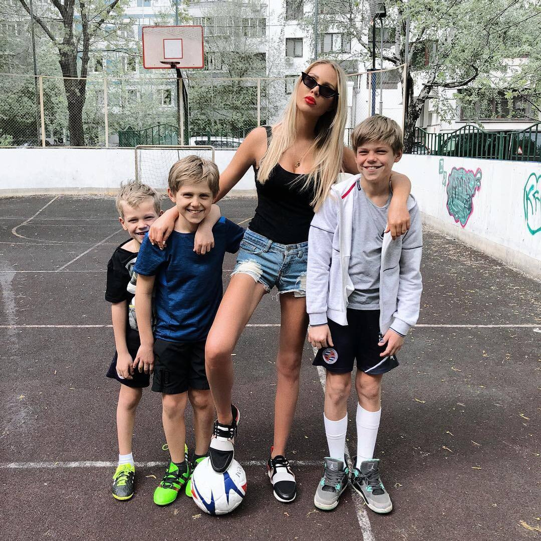 Мария Погребняк с детьми