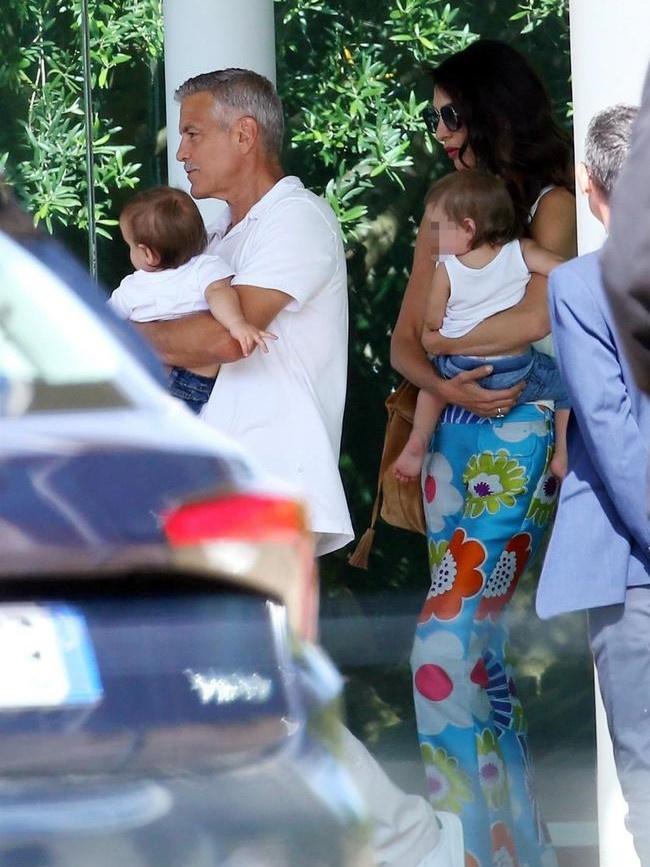 Джордж Клуни с женой и детьми