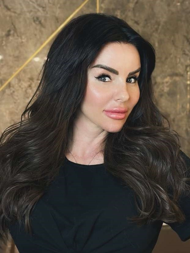 Көшеде колготки мен шұлық киген сексуалды қыздар