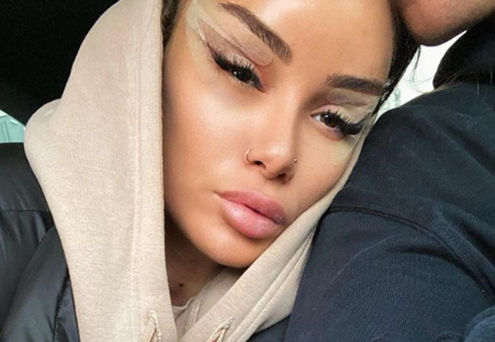 Социальные сети Айзы Анохиной