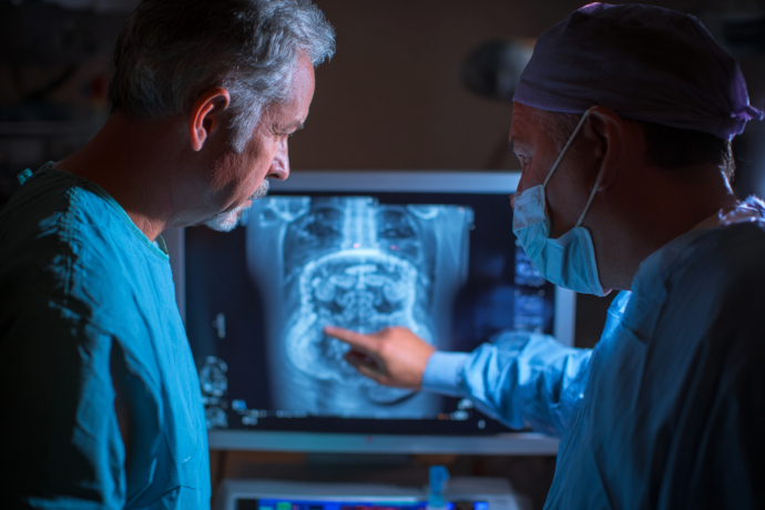 Почему одни врачи предлагают сохранить орган, а другие — удалить